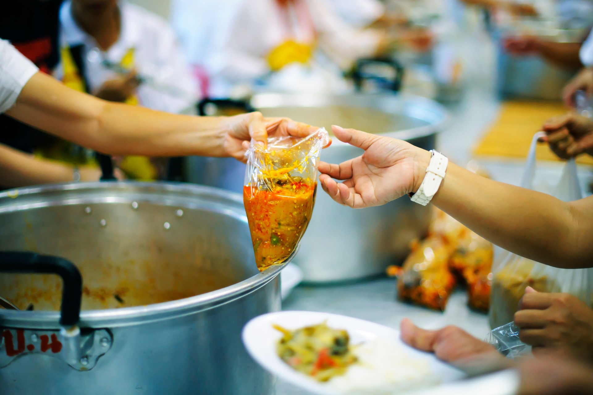 El concepto de donación de alimentos a los pobres a recibir el alimento de las manos de aquellos que son ricos.