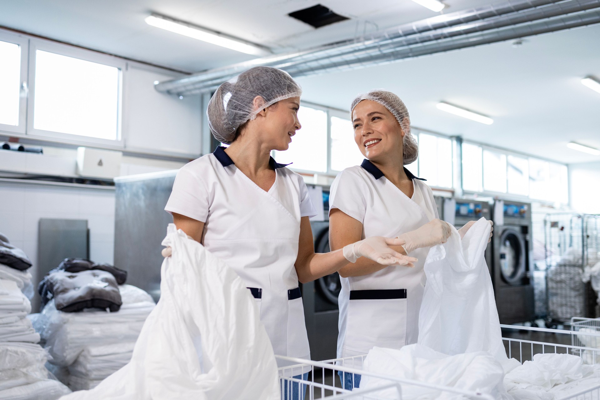 Trabajando en el servicio de lavandería del hospital.